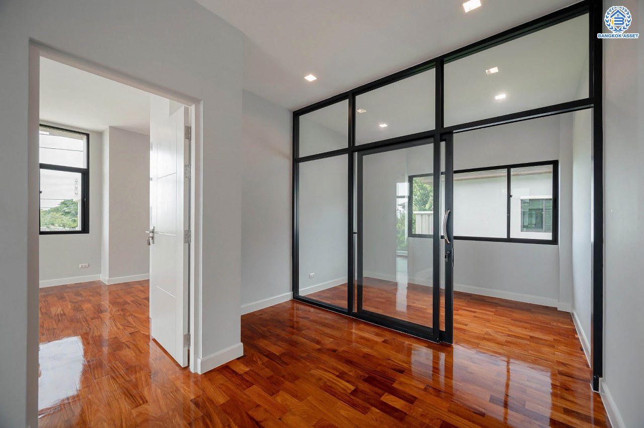 คฤหาสน์สุดหรู ดีไซน์สุด Luxury ติดถนนบรมราชชนนี โครงการ เดอะแกรนด์ ปิ่นเกล้า หลังมุม บนเนื้อที่ถึง 111.6 ตร.ว. ฟังก์ชัน 4 ห้องนอน 5 ห้องน้ำ 1 ห้องแม่บ้าน จอดรถได้ 2 คัน พร้อมบรรยากาศ Private บนทำเลเชื่อมต่อหลายเส้นทาง อาทิถนนบรมราชชนนี, ถนนพุทธมณฑลสาย3 ใกล้เซ็นทรัล ปิ่นเกล้า, ม.มหิดล และทางคู่ขนานลอยฟ้าบรมราชชนนี...